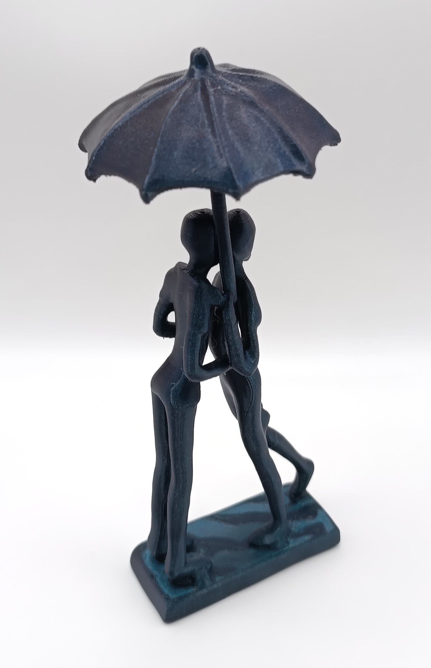 Statua Surrealista Amore sotto l'Ombrello